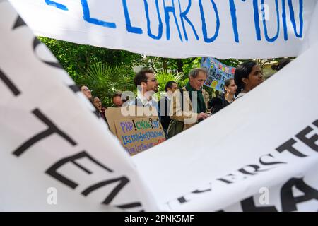 Parigi, Francia - 19/4/2023, Julien Mattia / le Pictorium - raduno intersindacale degli insegnanti a Parigi - 19/4/2023 - Parigi / Ile de la Cite (parigi) / Parigi 7th° arrondissement (7th° arrondissement di Parigi) - Manifestazione intersindacale degli insegnanti davanti al Ministero dell'Istruzione a Parigi per l'abbandono del Patto Ndiaye e contro la riforma delle pensioni, 19 aprile 2023 Foto Stock