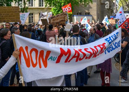 Parigi, Francia - 19/4/2023, Julien Mattia / le Pictorium - raduno intersindacale degli insegnanti a Parigi - 19/4/2023 - Parigi / Ile de la Cite (parigi) / Parigi 7th° arrondissement (7th° arrondissement di Parigi) - Manifestazione intersindacale degli insegnanti davanti al Ministero dell'Istruzione a Parigi per l'abbandono del Patto Ndiaye e contro la riforma delle pensioni, 19 aprile 2023 Foto Stock