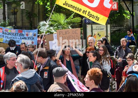 Parigi, Francia - 19/4/2023, Julien Mattia / le Pictorium - raduno intersindacale degli insegnanti a Parigi - 19/4/2023 - Parigi / Ile de la Cite (parigi) / Parigi 7th° arrondissement (7th° arrondissement di Parigi) - Manifestazione intersindacale degli insegnanti davanti al Ministero dell'Istruzione a Parigi per l'abbandono del Patto Ndiaye e contro la riforma delle pensioni, 19 aprile 2023 Foto Stock