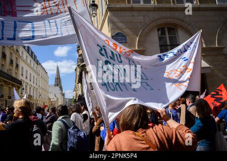 Parigi, Francia - 19/4/2023, Julien Mattia / le Pictorium - raduno intersindacale degli insegnanti a Parigi - 19/4/2023 - Parigi / Ile de la Cite (parigi) / Parigi 7th° arrondissement (7th° arrondissement di Parigi) - Manifestazione intersindacale degli insegnanti davanti al Ministero dell'Istruzione a Parigi per l'abbandono del Patto Ndiaye e contro la riforma delle pensioni, 19 aprile 2023 Foto Stock