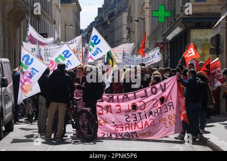 Parigi, Francia - 19/4/2023, Julien Mattia / le Pictorium - raduno intersindacale degli insegnanti a Parigi - 19/4/2023 - Parigi / Ile de la Cite (parigi) / Parigi 7th° arrondissement (7th° arrondissement di Parigi) - Manifestazione intersindacale degli insegnanti davanti al Ministero dell'Istruzione a Parigi per l'abbandono del Patto Ndiaye e contro la riforma delle pensioni, 19 aprile 2023 Foto Stock