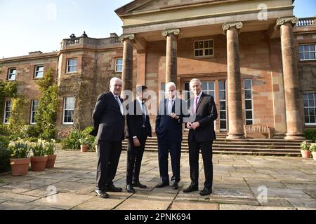 (Sinistra-destra) l'ex taoiseach Bertie Ahern, il primo ministro Rishi Sunak, l'ex presidente degli Stati Uniti Bill Clinton e l'ex primo ministro Sir Tony Blair al di fuori del castello di Hillsborough, si sono abbassati prima di una cena di gala alla fine della conferenza internazionale che segna il 25th° anniversario dell'accordo Belfast/Venerdì Santo. Data immagine: Mercoledì 19 aprile 2023. Foto Stock