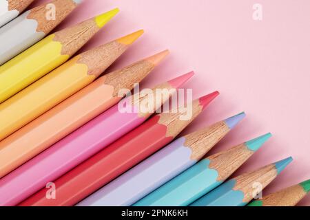 Matite colorate di colori pastello su sfondo rosa. Matite pastello  multicolore Foto stock - Alamy