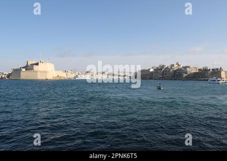 Fort St Angelo (Maltese: Forti Sant'Anġlu o Fortezza Sant'Anġlu) è un forte bastionato a Birgu, Malta, situato al centro del Grand Harbour. Foto Stock