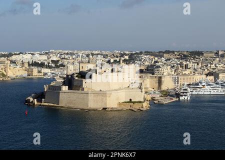 Fort St Angelo (Maltese: Forti Sant'Anġlu o Fortezza Sant'Anġlu) è un forte bastionato a Birgu, Malta, situato al centro del Grand Harbour. Foto Stock