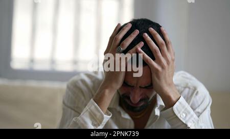 Un giovane travagliato che lottava con problemi di salute mentale a casa, sentendosi sopraffatto e impotente Foto Stock