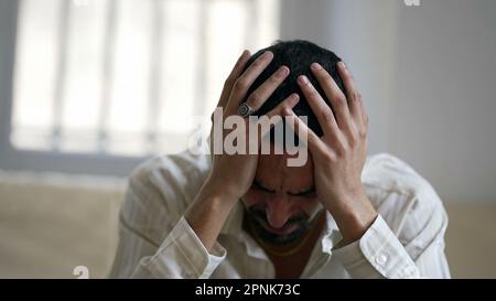 Un giovane travagliato che lottava con problemi di salute mentale a casa, sentendosi sopraffatto e impotente Foto Stock