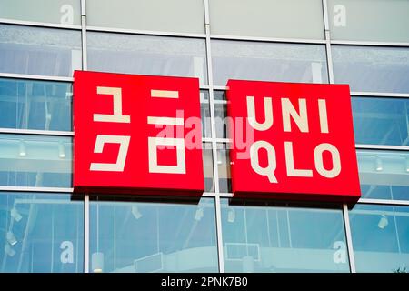 New York, NY - 31 marzo 2023 : primo piano segno del popolare rivenditore giapponese di moda Uniqlo Foto Stock