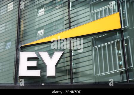 Londra, Regno Unito. 19th Apr, 2023. Una vista esterna della EY nel centro di Londra. (Foto di Steve Taylor/SOPA Images/Sipa USA) Credit: Sipa USA/Alamy Live News Foto Stock