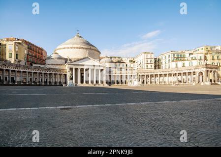 Piazza del Plabiscito, che prende il nome dal plebiscito preso il 21 ottobre 1860, che portò Napoli nel Regno Unito d'Italia. Foto Stock