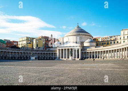 Piazza del Plabiscito, che prende il nome dal plebiscito preso il 21 ottobre 1860, che portò Napoli nel Regno Unito d'Italia. Foto Stock