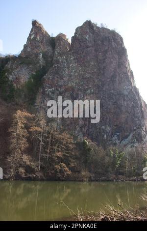 Bad Kreuznach, Germania - 25 febbraio 2021: Parte di Rotenfels con una rovina del castello sopra il fiume Nahe in una soleggiata giornata invernale a Bad Kreuznach, Germania. Foto Stock