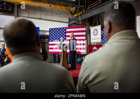 Accokeek, Stati Uniti. 19th Apr, 2023. Il presidente DEGLI STATI UNITI Joe Biden parla del piano della sua amministrazione di 'lavoro di protezione, non ricchezza' in una struttura di formazione sindacale ad Accokeek, Maryland, USA, 19 aprile 2023. Biden ha cercato di contrastare la sua visione da quella che la Casa Bianca ha definito la “visione DEI REPUBBLICANI DELLA MAGA House” che “si allena dall’alto verso il basso”. Credit: Sipa USA/Alamy Live News Foto Stock