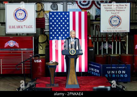 Accokeek, Stati Uniti. 19th Apr, 2023. Il presidente DEGLI STATI UNITI Joe Biden parla del piano della sua amministrazione di 'lavoro di protezione, non ricchezza' in una struttura di formazione sindacale ad Accokeek, Maryland, USA, 19 aprile 2023. Biden ha cercato di contrastare la sua visione da quella che la Casa Bianca ha definito la “visione DEI REPUBBLICANI DELLA MAGA House” che “si allena dall’alto verso il basso”. Credit: Abaca Press/Alamy Live News Foto Stock