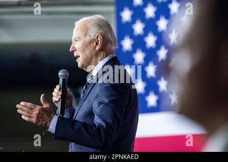 Accokeek, Stati Uniti. 19th Apr, 2023. Il presidente DEGLI STATI UNITI Joe Biden parla del piano della sua amministrazione di 'lavoro di protezione, non ricchezza' in una struttura di formazione sindacale ad Accokeek, Maryland, USA, 19 aprile 2023. Biden ha cercato di contrastare la sua visione da quella che la Casa Bianca ha definito la “visione DEI REPUBBLICANI DELLA MAGA House” che “si allena dall’alto verso il basso”. Credit: Abaca Press/Alamy Live News Foto Stock