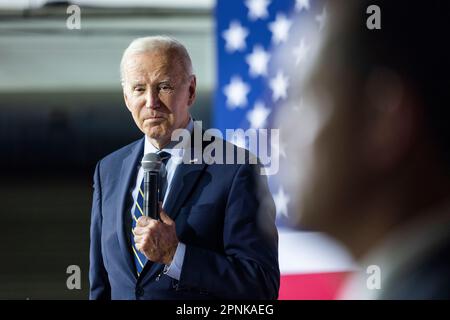 Accokeek, Stati Uniti. 19th Apr, 2023. Il presidente DEGLI STATI UNITI Joe Biden parla del piano della sua amministrazione di 'lavoro di protezione, non ricchezza' in una struttura di formazione sindacale ad Accokeek, Maryland, USA, 19 aprile 2023. Biden ha cercato di contrastare la sua visione da quella che la Casa Bianca ha definito la “visione DEI REPUBBLICANI DELLA MAGA House” che “si allena dall’alto verso il basso”. Credit: Sipa USA/Alamy Live News Foto Stock