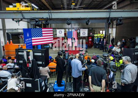 Accokeek, Stati Uniti. 19th Apr, 2023. Il presidente DEGLI STATI UNITI Joe Biden parla del piano della sua amministrazione di 'lavoro di protezione, non ricchezza' in una struttura di formazione sindacale ad Accokeek, Maryland, USA, 19 aprile 2023. Biden ha cercato di contrastare la sua visione da quella che la Casa Bianca ha definito la “visione DEI REPUBBLICANI DELLA MAGA House” che “si allena dall’alto verso il basso”. Credit: Abaca Press/Alamy Live News Foto Stock