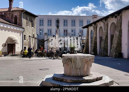 Piazza Carpaccio è una delle piazze più antiche e suggestive di Capodistria, in Slovenia, situata nel centro storico della città. Foto Stock