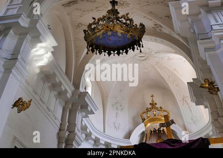 Capodistria, Slovenia, Chiesa Carmine Rotunda del XII secolo in stile romanico con affreschi medievali e una statua lignea della Madonna del Carmine Foto Stock