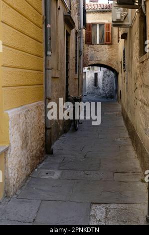 I caratteristici palazzi e le stradine della bellissima città di Capodistria in Slovenia. Foto Stock