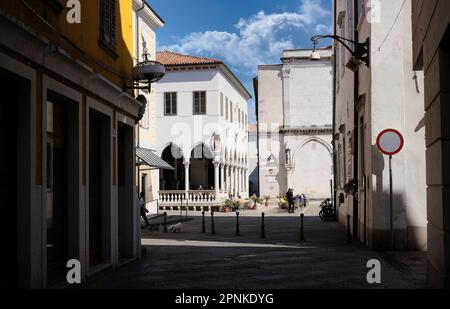 I caratteristici palazzi e le stradine della bellissima città di Capodistria in Slovenia. Foto Stock