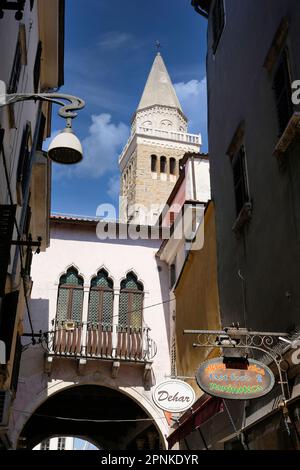 I caratteristici palazzi e le stradine della bellissima città di Capodistria in Slovenia. Foto Stock