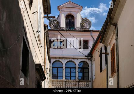 I caratteristici palazzi e le stradine della bellissima città di Capodistria in Slovenia. Foto Stock