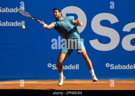 BARCELLONA, SPAGNA - 19 APRILE: Karen Jachanov durante il Barcellona Open Banc Sabadell 70 Trofeo Conde de Godo gioco contro Nicolas Jarry al Real Club de Tenis Barcellona il 19 aprile 2023 a Barcellona, Spagna Foto Stock