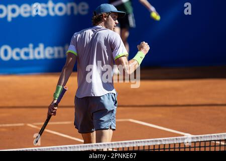 BARCELLONA, SPAGNA - 19 APRILE: Nicolas Jarry durante il Banc Sabadell 70 di Barcellona Open gioco Trofeo Conde de Godo contro Karen Jachanov al Real Club de Tenis Barcellona il 19 aprile 2023 a Barcellona, Spagna Foto Stock