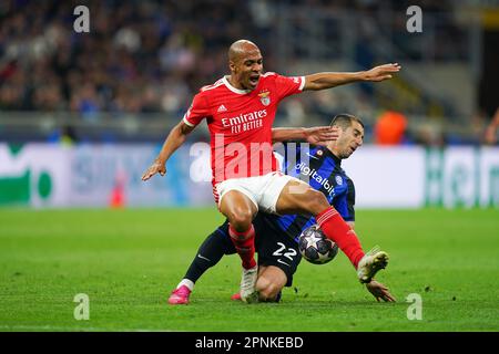 Milano, Italia. 19th Apr, 2023. Milano, Italia, 19th 2023 aprile: Henrikh Mkhitaryan (22 Inter) affronta Joao Mario (20 Benfica) durante la partita di calcio della UEFA Champions League Quarterfinal tra Inter e Benfica allo Stadio San Siro di Milano. (Daniela Porcelli/SPP) Credit: SPP Sport Press Photo. /Alamy Live News Foto Stock