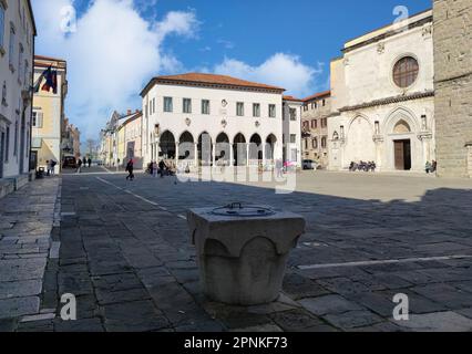 Piazza Tito la piazza principale di Capodistria, Slovenia, circondata da palazzi, campanile e cattedrale in stile architettonico veneziano Foto Stock