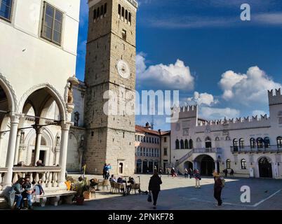 Piazza Tito la piazza principale di Capodistria, Slovenia, circondata da palazzi, campanile e cattedrale in stile architettonico veneziano Foto Stock