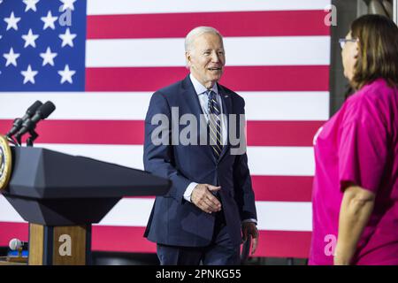 Accokeek, Stati Uniti. 19th Apr, 2023. Il Presidente DEGLI STATI UNITI Joe Biden parla del piano della sua amministrazione di 'lavoro di protezione, non ricchezza' in una struttura di formazione sindacale ad Accokeek, Maryland, il 19 aprile 2023. Biden ha cercato di contrastare la sua visione da quella che la Casa Bianca ha definito la "visione DEI REPUBBLICANI DELLA MAGA House” che "si allena dall'alto verso il basso". Foto di Jim lo Scalzo/UPI Credit: UPI/Alamy Live News Foto Stock