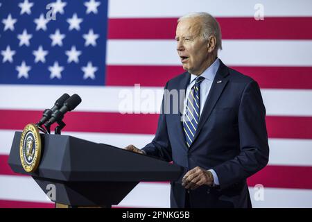 Accokeek, Stati Uniti. 19th Apr, 2023. Il Presidente DEGLI STATI UNITI Joe Biden parla del piano della sua amministrazione di 'lavoro di protezione, non ricchezza' in una struttura di formazione sindacale ad Accokeek, Maryland, il 19 aprile 2023. Biden ha cercato di contrastare la sua visione da quella che la Casa Bianca ha definito la "visione DEI REPUBBLICANI DELLA MAGA House” che "si allena dall'alto verso il basso". Foto di Jim lo Scalzo/UPI Credit: UPI/Alamy Live News Foto Stock