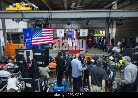 Accokeek, Stati Uniti. 19th Apr, 2023. Il Presidente DEGLI STATI UNITI Joe Biden parla del piano della sua amministrazione di 'lavoro di protezione, non ricchezza' in una struttura di formazione sindacale ad Accokeek, Maryland, il 19 aprile 2023. Biden ha cercato di contrastare la sua visione da quella che la Casa Bianca ha definito la "visione DEI REPUBBLICANI DELLA MAGA House” che "si allena dall'alto verso il basso". Foto di Jim lo Scalzo/UPI Credit: UPI/Alamy Live News Foto Stock