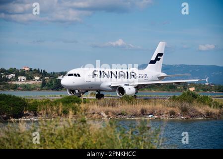Kerkyra, Grecia - 09 24 2022: Aeroporto di Corfù, l'aereo Finnair si prepara a decollare dalla pista di atterraggio più corta. Foto Stock