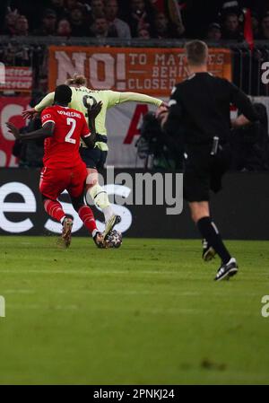 Monaco, Baviera, Germania. 19th Apr, 2023. L'arbitro ClÃ TURPIN mostra a DAYOT UPAMECANO una carta rossa, poi capovolge la decisione dopo questo fallo su ERLING HAALAND nella zona di penalità durante la seconda tappa della UEFA Champions League 2023 tra il FC Bayern Monaco e Manchester City all'Allianz Arena. (Credit Image: © Alexandra Fechete/ZUMA Press Wire) SOLO PER USO EDITORIALE! Non per USO commerciale! Foto Stock