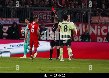 Monaco, Baviera, Germania. 19th Apr, 2023. L'arbitro ClÃ TURPIN mostra a DAYOT UPAMECANO una carta rossa, poi capovolge la decisione dopo questo fallo su ERLING HAALAND nella zona di penalità durante la seconda tappa della UEFA Champions League 2023 tra il FC Bayern Monaco e Manchester City all'Allianz Arena. (Credit Image: © Alexandra Fechete/ZUMA Press Wire) SOLO PER USO EDITORIALE! Non per USO commerciale! Foto Stock