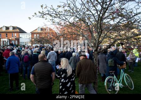 Bexhill, East Sussex, Regno Unito. 19th aprile 2023. In seguito alla decisione del ministro conservatore dell'immigrazione Robert Jenrick di nominare l'ex sito di alloggio carcerario di Northeye a Bexhill come alloggio per i richiedenti asilo che arrivano con piccole imbarcazioni, I residenti locali si sono riuniti per la seconda volta questa sera chiedendo che la decisione sia contestata dal loro consiglio locale e dal loro deputato Huw Merriman. Coloro che hanno parlato hanno criticato Merriman alcuni che suggerivano di prendere una decisione tra sostenere la politica del governo e rappresentare i suoi elettori. Foto Stock