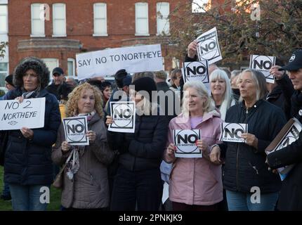 Bexhill, East Sussex, Regno Unito. 19th aprile 2023. In seguito alla decisione del ministro conservatore dell'immigrazione Robert Jenrick di nominare l'ex sito di alloggio carcerario di Northeye a Bexhill come alloggio per i richiedenti asilo che arrivano con piccole imbarcazioni, I residenti locali si sono riuniti per la seconda volta questa sera chiedendo che la decisione sia contestata dal loro consiglio locale e dal loro deputato Huw Merriman. Coloro che hanno parlato hanno criticato Merriman alcuni che suggerivano di prendere una decisione tra sostenere la politica del governo e rappresentare i suoi elettori. Foto Stock