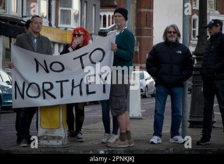 Bexhill, East Sussex, Regno Unito. 19th aprile 2023. In seguito alla decisione del ministro conservatore dell'immigrazione Robert Jenrick di nominare l'ex sito di alloggio carcerario di Northeye a Bexhill come alloggio per i richiedenti asilo che arrivano con piccole imbarcazioni, I residenti locali si sono riuniti per la seconda volta questa sera chiedendo che la decisione sia contestata dal loro consiglio locale e dal loro deputato Huw Merriman. Coloro che hanno parlato hanno criticato Merriman alcuni che suggerivano di prendere una decisione tra sostenere la politica del governo e rappresentare i suoi elettori. Foto Stock