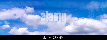 Cielo blu e nuvole bianche, panorama widescreen Foto Stock