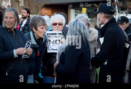 Bexhill, East Sussex, Regno Unito. 19th aprile 2023. In seguito alla decisione del ministro conservatore dell'immigrazione Robert Jenrick di nominare l'ex sito di alloggio carcerario di Northeye a Bexhill come alloggio per i richiedenti asilo che arrivano con piccole imbarcazioni, I residenti locali si sono riuniti per la seconda volta questa sera chiedendo che la decisione sia contestata dal loro consiglio locale e dal loro deputato Huw Merriman. Coloro che hanno parlato hanno criticato Merriman alcuni che suggerivano di prendere una decisione tra sostenere la politica del governo e rappresentare i suoi elettori. Foto Stock