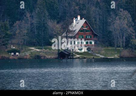 Il Lago di Bleed si trova nelle Alpi Giulie in Slovenia è una destinazione turistica popolare, con un castello medievale, un'isola con una chiesa e una bella natura Foto Stock