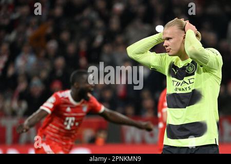 Monaco, Germania. 19th Apr, 2023. Calcio: Champions League, Bayern Munich - Manchester City, turno di knockout, quarti di finale, seconde gambe all'Allianz Arena, Erling Haaland di Manchester City reagisce dopo la sua mancata punizione. Credit: Sven Hoppe/dpa/Alamy Live News Foto Stock