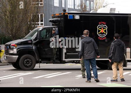 Seattle, Stati Uniti. 19 Apr, 2023. I residenti di Lower Queen Anne si svegliano a un'esplosione in un appartamento seminterrato ad angolo su 1st Ave N e Denny Way. I testimoni hanno riferito di vedere un uomo con un braccio gravemente ferito uscire dall'edificio disorientato. Polizia e fuoco di Seattle arrivarono e rese aiuti. Poco dopo l'arrivo dell'ATF e dell'FBI insieme alla squadra Bomb, è iniziata un'indagine. James Anderson/Alamy Live News Foto Stock