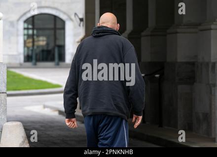 Washington, Stati Uniti d'America. 17th Apr, 2023. Il senatore degli Stati Uniti John Fetterman (democratico della Pennsylvania) torna a lavorare al Campidoglio degli Stati Uniti a Washington, DC lunedì 17 aprile 2023. Il Sen. Fetterman è stato ricoverato per sei settimane presso il Walter Reed National Military Medical Center di Bethesda, Maryland, per depressione clinica.Credit: Ron Sachs/CNP/Sipa USA (RESTRIZIONE: NO New York o New Jersey Quotidiani o giornali entro un raggio di 75 miglia da New York City) Credit: Sipa USA/Alamy Live News Foto Stock