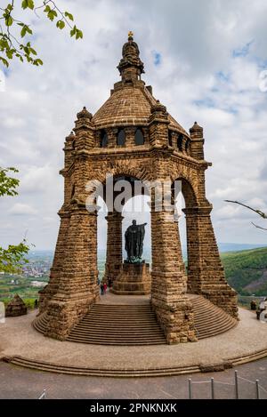 Il Monumento all'Imperatore Guglielmo ('Kaiser-Wilhelm-Denkmal'), un colossale monumento sopra la gola Weser di porta Westfalica, Germania Foto Stock