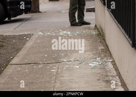 Seattle, Stati Uniti. 19 Apr, 2023. I residenti di Lower Queen Anne si svegliano a un'esplosione in un appartamento seminterrato ad angolo su 1st Ave N e Denny Way. I testimoni hanno riferito di vedere un uomo con un braccio gravemente ferito uscire dall'edificio disorientato. Polizia e fuoco di Seattle arrivarono e rese aiuti. Poco dopo l'arrivo dell'ATF e dell'FBI insieme alla squadra Bomb, è iniziata un'indagine. James Anderson/Alamy Live News Foto Stock