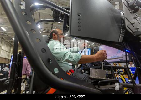 Warren, Michigan, Stati Uniti. 19th Apr, 2023. La Michigan Defense Exposition ha permesso agli appaltatori militari di disiplay i loro prodotti. Un simulatore Humvee è stato esposto da Applied Research Associates (ARA). Credit: Jim West/Alamy Live News Foto Stock